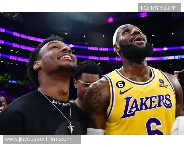 詹姆斯赛后分享与儿子布朗尼同场竞技的珍贵瞬间引发热议